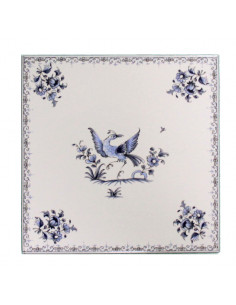 Carreau 20 x20 en faience blanche décor fleurs médium et motif central l'oiseau décor inspiration vieux moustiers bleu
