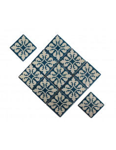 Cabochon isocèle en diagonale motif arabesques bleues en faience de couleur blanc crème