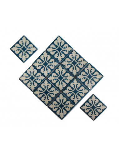 Cabochon isocèle en diagonale motif arabesques bleues en faience de couleur blanc crème
