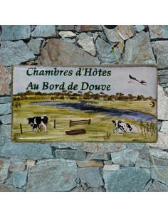Grande plaque d'habitation en céramique émaillée décor artisanal paysage Douve-Normandie + inscriptions personnalisée