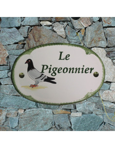 Plaque en céramique émaillée pour maison de forme ovale décor artisanal le pigeon avec personnalisation