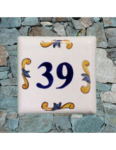Numéro de maison sur plaque de faience au décor artisanal arabesques avec personnalisation