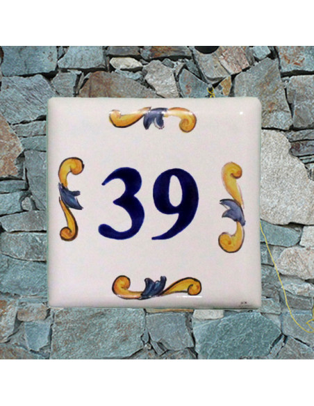 Numéro de maison sur plaque de faience au décor artisanal arabesques avec personnalisation