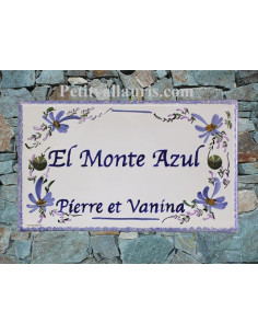 Plaque rectangulaire pour maison en céramique émaillée motif artisanal fleurs bleues + personnalisation horizontale