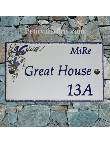 Plaque de Villa rectangle décor fleurs bleues aux angles inscription personnalisée et bord bleu