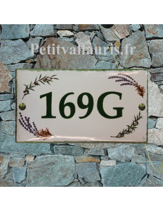 Plaque de Maison rectangle décor brins de lavandes aux angles inscription personnalisée et bord vert