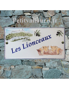 Plaque de maison en céramique émaillée décor artisanal massif du Mont Caumes+ olives + inscription personnalisée