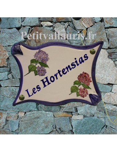 Plaque de maison forme parchemin en céramique décor artisanal Hortensias mauve et parme + personnalisation bleue