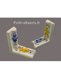 Listel d'angle droit concave modèle corniche en faience émaillée blanche motif artisanal fleurs jaunes et bleues