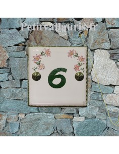 Numéro de Maison en faience motif artisanal fleurs lys roses avec chiffre personnalisé vert