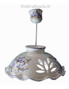 Suspension ajourée en céramique blanche décor artisanal fleurs bleues diamètre 33 cm