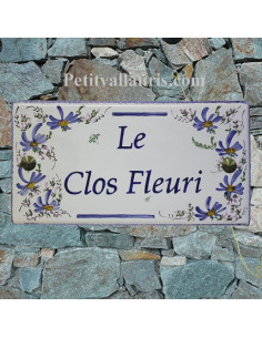 Grande Plaque de Maison rectangulaire en céramique décor artisanal fleurs bleues + personnalisation en horizontale