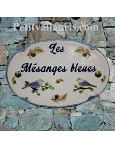 Plaque en céramique émaillée pour maison de forme ovale décor artisanal mésanges bleues + personnalisation