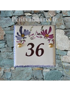 Numéro de rue ou de maison en céramique décor artisanal fleurs bleues et roses pose horizontale