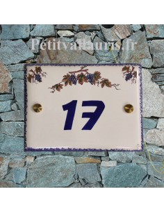 Plaque pour maison en céramique émaillée décor grappes de raisin inscription personnalisée bleue