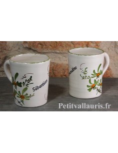 Chope - Mug en céramique blanche décor artisanal fleurs vertes avec personnalisation possible
