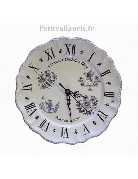 Horloge à suspendre en faïence blanche modèle louis XV motif tradition bleu avec personnalisation