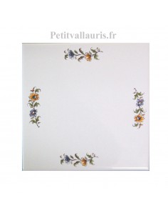 Carreau en faïence blanche 20x20 cm pose horizontale reproduction moustiers polychrome motif fleurs sur les côtés