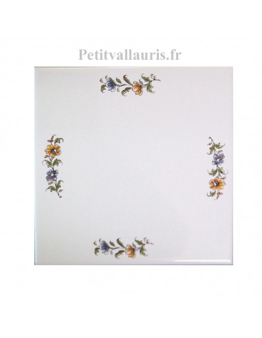 Carreau en faïence blanche 20x20 cm pose horizontale reproduction moustiers polychrome motif fleurs sur les côtés