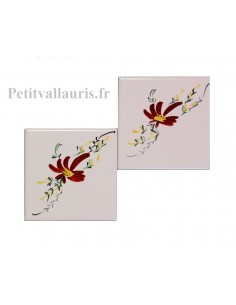 Motif artisanal sur carreau blanc décor guirlande fleuri rouge pourpre (1 fleurs)