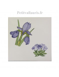 Carreau en faience blanche décor artisanal fleurs Iris & Gentiane