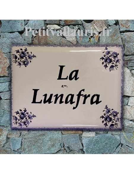 Plaque de maison en faience émaillée décor fleurs de tradition bleu + inscription personnalisée