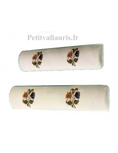 Listel mural artisanal modèle plat arrondit en faïence blanche motifs fleurs polychrome de 15 cm de long