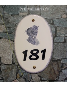 Plaque en céramique émaillée pour maison de forme ovale décor artisanal le cheval de trait avec personnalisation