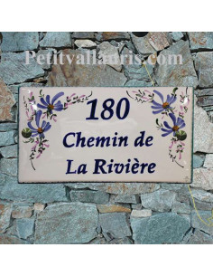Plaque de Maison en céramique émaillée rectangle décor fleurs bleues aux angles + inscription personnalisée horizontale