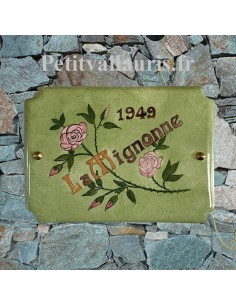 Grande plaque de maison en céramique modèle aux angles incurvés motif artisanal Rose et rosiers sur fond vert + personnalisation