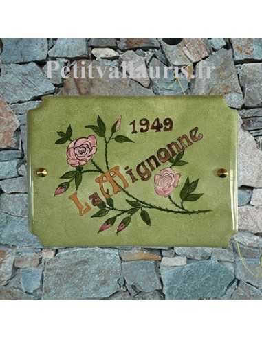 Grande plaque de maison en céramique modèle aux angles incurvés motif artisanal Rose et rosiers sur fond vert + personnalisation