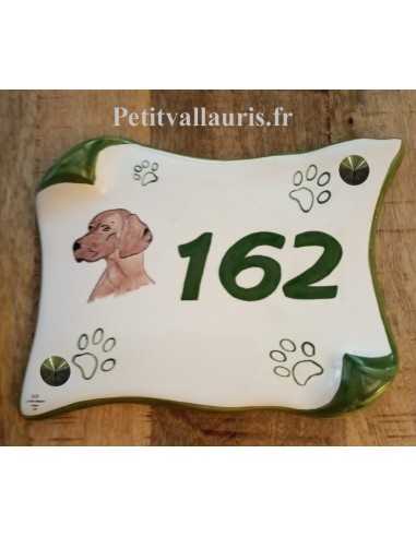 Plaque de maison en faïence modèle parchemin motif chien Braque de Weimar + personnalisation