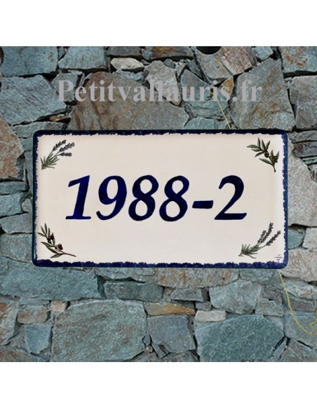 Plaque de Maison rectangle décor brins de lavandes et olives aux angles inscription personnalisée et bord bleu