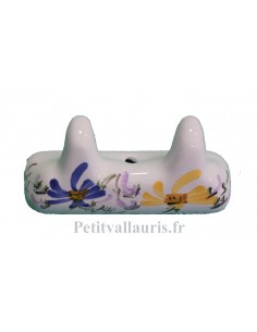 Accroche torchon mural en faience blanche modèle 2 accroches décor artisanal fleurs jaune et bleues