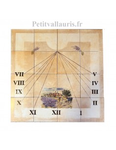 Cadran solaire décoratif sur carreaux en grès 80x80 cm fond pierre avec paysage lavande
