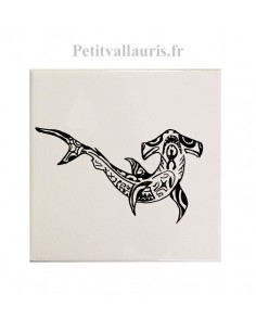 Carreau mural en faïence blanche motif artisanal croquis requin marteau