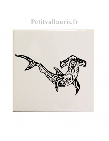 Carreau mural en faïence blanche motif artisanal croquis requin marteau