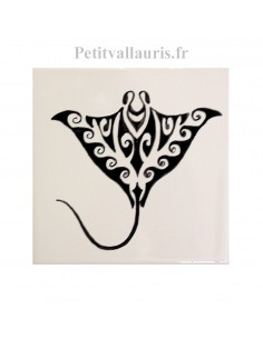 Carreau mural en faïence blanche motif artisanal croquis Raie Manta