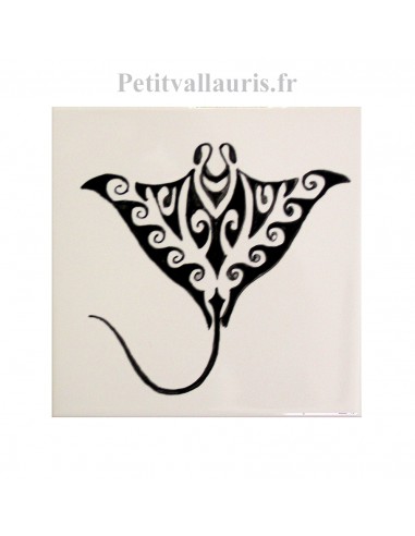 Carreau mural en faïence blanche motif artisanal croquis Raie Manta