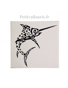 Carreau mural en faïence blanche motif artisanal croquis l'Espadon