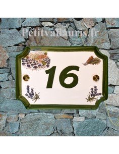 Plaque de Maison en céramique aux angles incurvés motif récolte des lavandes, brins de lavande et cigale + personnalisation