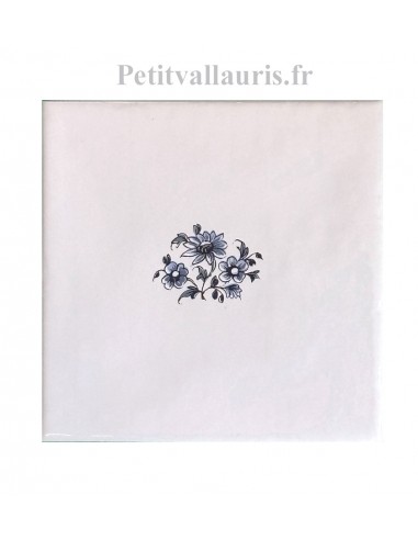 Carreau en faience blanche 15x15 cm pose horizontale reproduction moustiers bleu motif bouquet de fleurs medium