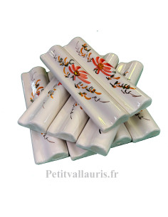 Listel modèle corniche en faience blanche de fabrication française motif artisanal fleurs rouge coquelicots