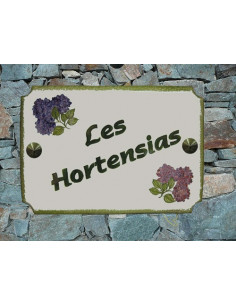 Grande plaque de maison en céramique modèle aux angles incurvés motif artisanal Hortensias violine et parme + personnalisation