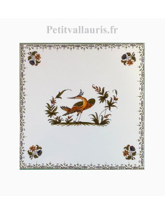 Carreau 20 x20 en faience blanche décor fleurs médium et motif central oiseau tête retournée décor polychrome
