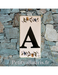Lettre pour plaque au détail en faience motif fleurs tradition polychrome