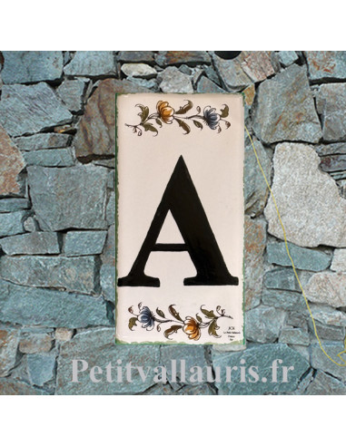 Lettre pour plaque au détail en faience motif fleurs tradition polychrome