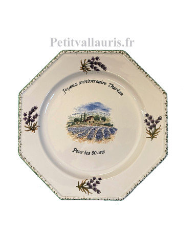 Assiette en faïence blanche d'anniversaire personnalisée modèle octogonale décor lavandes et bastide