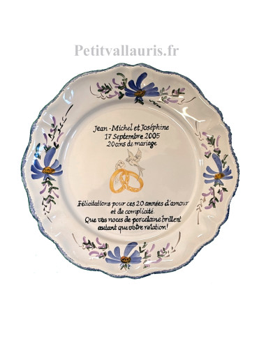 Assiette anniversaire de mariage souvenir noces de Porcelaine personnalisable modèle Louis XV décor fleurs bleues Assiette anniversaire de mariage souvenir noces de Porcelaine personnalisable modèle Louis XV décor fleurs bleues