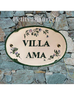 Plaque en céramique émaillée pour maison de forme ovale décor artisanal petits bleuets parme bordure et texte personnalisé vert